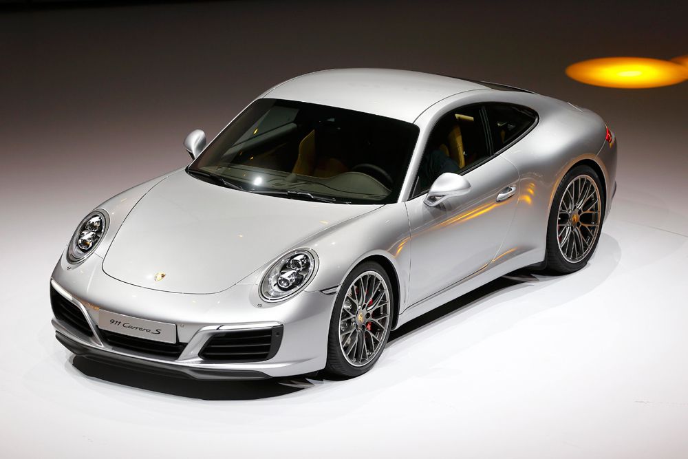 Porsche 911 Carrera. Гражданские машины теперь все турбированные, с 3,0-литровыми моторами. Обычная Carrera теперь развививает 370 л.с. и 450 Нм крутящего момента. Более мощная Carrera S выдает 420 л.с. и 500 ньютон-метров.