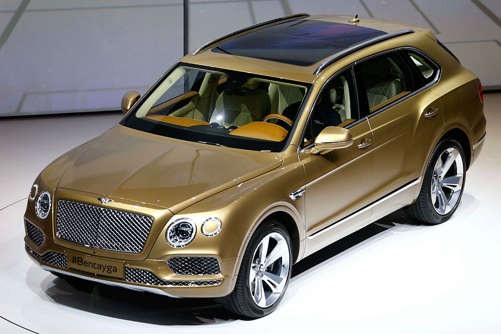 Bentley Bentayga. Это тоже первый кроссовер в истории бренда. Построен на платформе MLB-Evo – такой же, как у Audi Q7. Благодаря активному использованию алюминия при создании Bentayga вес модели составляет всего 2422 килограммов. Прибрести машину можно будет в пяти- и четырехместном варианте. Автомобиль получил 6,0-литровый бензиновый твин-турбо мотор W12. Мощность агрегата составляет 608 л.с. и 900 Нм крутящего момента. До 100 км/ч модель разгоняется за 4 секунды. Максимальная скорость – 301 километр в час.