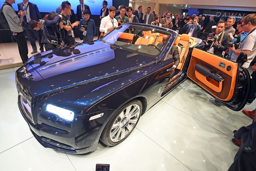 Rolls-Royce Dawn. Под капотом кабриолета тот же турбомотор W12 мощностью 570 л.с., что и у Wraith. Однако в разгоне до «сотни» более тяжелый Dawn отстает на 0,3 секунды. Максимальная скорость традиционно ограничена электроникой на отметке 250 километров в час. Двигатель работает в паре исключительно с 8-ступенчатым «автоматом» и полным приводом.