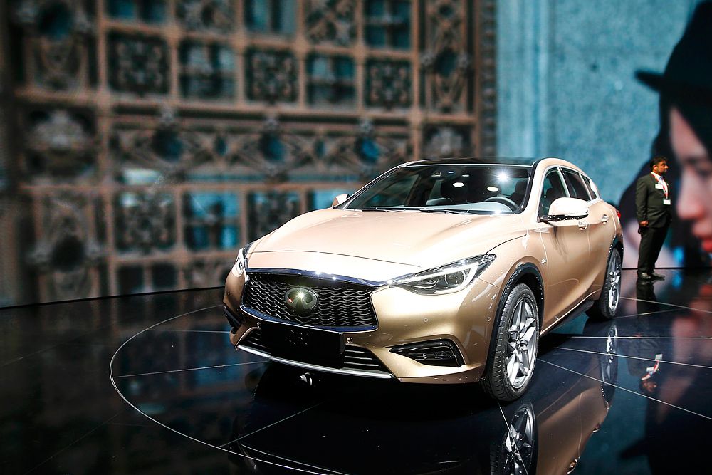 Infiniti выпускает кроссоверы и внедорожники уже давно, но во Франкфурте компания удивила другим - первым переднеприводным компактным хэтбчеком в своей истории. На старте продаж автомобиль предложат с бензиновым турбомотором объемом 1,6 л мощностью 154 л.с. и с 2,0-литровой «четверкой» мощностью 208 лошадиных сил.