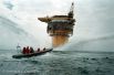 1995 год. Активисты Гринпис блокируют работу платформы Brent Spar в Северном море, чтобы добиться запрета на сброс отходов в воду с прибрежных сооружений. Сегодня сброс токсичных веществ в Северном море запрещен.