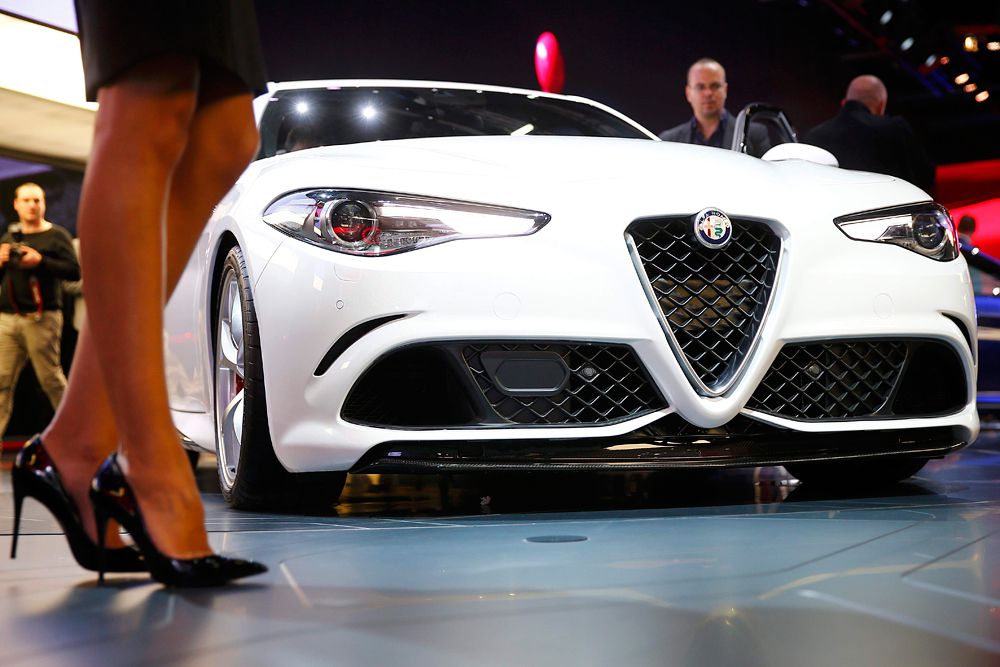 На Франкфуртском автосалоне состоялся дебют самой мощной версии Alfa Romeo Giulia под названием Quadrifoglio Verde. Под капотом новинки установлена 3,0-литровая турбошестерка, разработанная при участии компании Ferrari. Силовой агрегат развивает 510 л.с., 600 Нм крутящего момента и разгоняет седан с места до 100 км/ч менее чем за 4 секунды. Максимальная скорость – 307 километров в час. На выставке во Франкфурте была названы цены Giulia в Италии. Базовая модификация оценена в 79 тысяч евро. Версия Quadrifoglio Verde будет стоить от 95 тысяч евро.