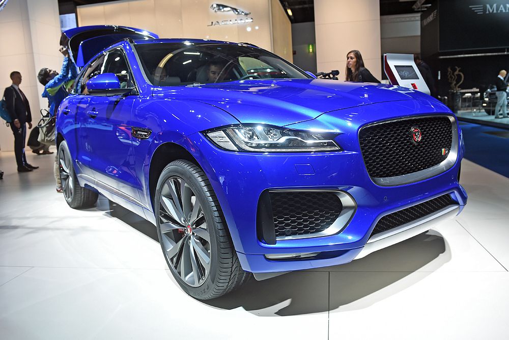 Во Франкфурте состоялась мировая премьера первого кроссовера в истории Jaguar. Модель, получившая имя F-Pace, стала серийным воплощением концепта C-X17. Автомобиль получил бензиновые и дизельные моторы, новую мультимедийную систему, один из самых вместительных салонов в сегменте. Размер колесной базы SUV - 2 874 миллиметра. Базовый F-Pace получил дизельный двигатель семейства Ingenium. Агрегат объемом 2,0 л выдает 180 л. с. и 430 Нм крутящего момента. Другой вариант, работающий на тяжелом топливе, - V6 объемом 3,0 л мощностью 300 л.с. с максимальным крутящим моментом в 700 ньютон-метров.