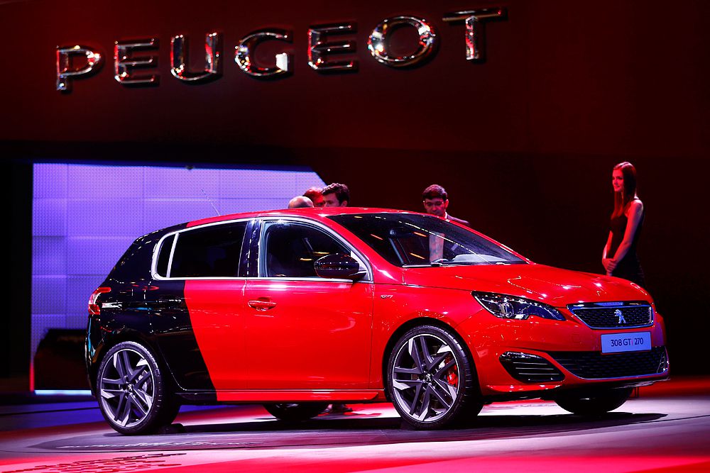 Компания Peugeot показала на франкфуртском автосалоне 308 GTi, «заряженную» версию 308-го хэтчбека, подготовленную подразделением Peugeot Sport. Среди отличий нового 308 GTi от обычного 308-го – новый дизайн бамперов и радиаторной решетки, заниженная на 11 мм регулируемая подвеска, усиленные тормоза с 380-миллиметровыми дисками спереди и 268-миллиметровыми сзади. Версию 308 GTi 270 можно опознать по двухцветной, красной с черным, окраске кузова. Двигатель мощностью 250 л. с. разгоняет французский хот-хэтч с места до «сотни» за 6,3 секунды, 270-сильная модификация – за 6 секунд ровно.