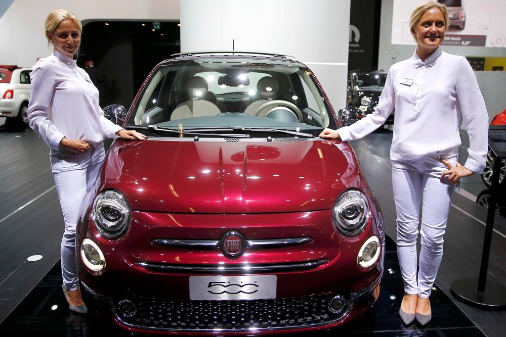 Компания Fiat показала во Франкфурте обновленный субкомпакт 500. В общей сложности автомобиль получил порядка 1 800 изменений. Линейка моторов Fiat 500 не претерпела существенных изменений. Авто поступит в продажу с наддувными бензиновыми моторами объемом 0,9 л мощностью 85 и 105 лошадиных сил. Также будет доступен 1,3-литровый турбодизель Multijet (95 л.с.) и 1,2-литровый бензиновый атмосферник (69 лошадиных сил).