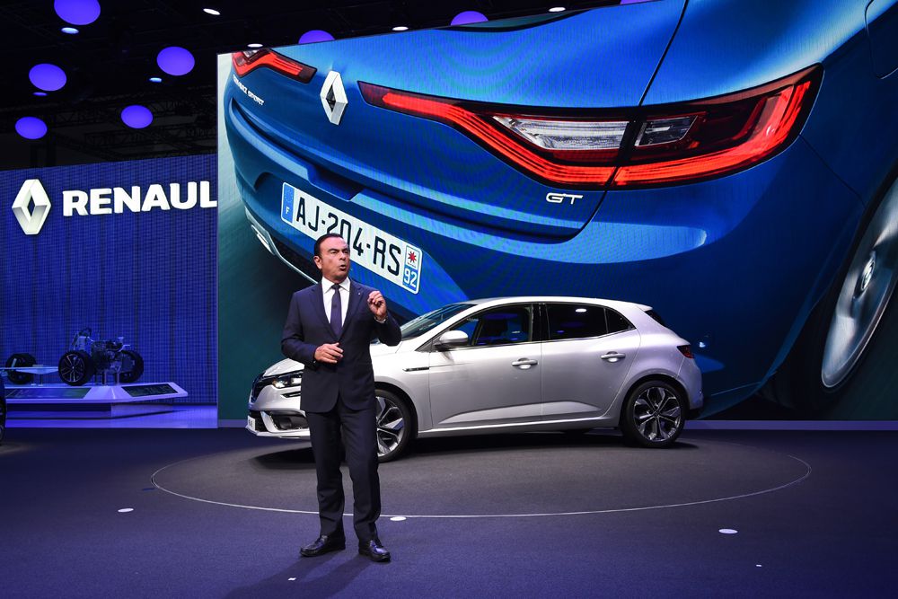 Renault Megane. Дизайн автомобиля выполнен в стиле более крупного универсала Talisman. Автомобиль стал ниже и шире. Базовая версия получила мотор 1,2 л мощностью 100 или 130 л.с. Кроме того, доступен бензиновый силовой агрегат 1,6 л мощностью 200 л.с., а также турбодизели, развивающие 90, 130 или 160 лошадиных сил.