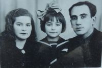 Фаина Ратнер с родителями Натальей и Лазарем Гуревичами.