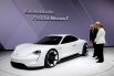 Прототип Porsche Mission E – это вполне реальная концепция спорткара на каждый день, производство которого можно наладить в обозримом будущем. Мощность силового агрегата достигает 600 л.с., на разгон до 100 км/ч машина тратит 3,5 секунды и достигает скорости более 250 километров в час. Заявленный пробег – не менее 500 км, причем заправка батарей автомобиля до 80%, по утверждением производителя, займет не более 15 минут. 