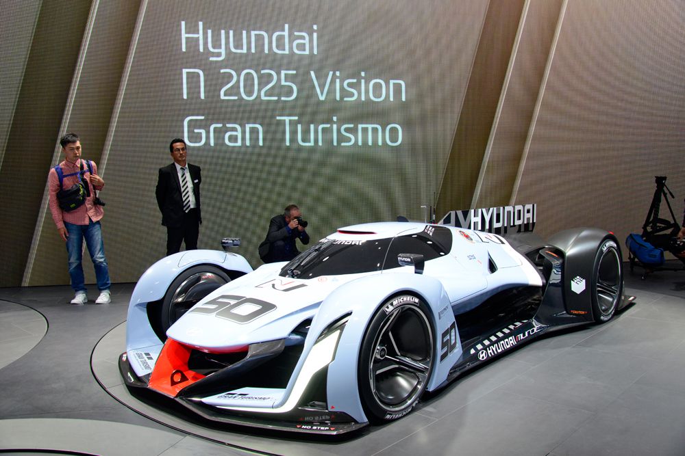 Hyundai N 2025 - концепт, разработанный для гоночного симулятора Gran Turismo 6. В реальной жизни такой автомобиль не появится, но он призван показать разработки корейской компании. Спорткар приводится в движение четырьмя электромоторами - по одному на колесо, суммарная мощность которых составляет 871 лошадиную силу.