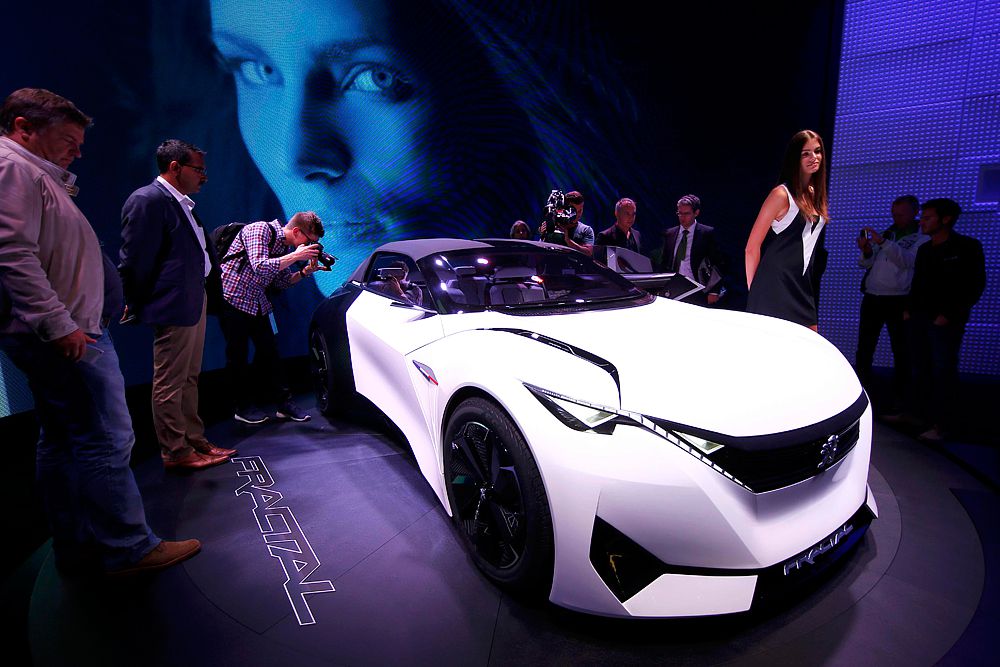 Peugeot Fractal. Peugeot представил на Франкфуртском автосалоне концепт-кар, который необычнен своей внешней структурой (футуристическими абрисами), а также интерьером, почти полностью сделанным с помощью 3D принтера.