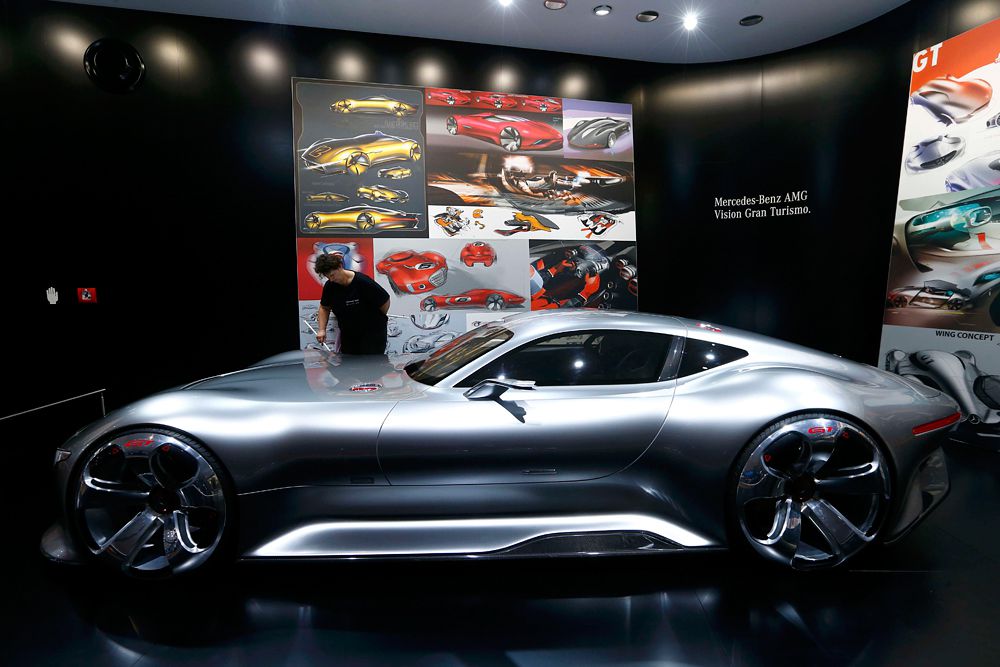 Mercedes-Benz AMG Vision Gran Turismo. Это будет самый быстрый Mercedes, причём гибрид. Важный момент: компания работает над новым двигателем V12. Подробностей пока нет. Упрощённо такой агрегат можно представить как две совмещённые рядные «шестёрки» 3.0 из новой модульной серии. Дополнять ДВС будут электромотор и блок литиево-ионных батарей. Увы, новинку придётся ждать приличное время: серийная версия будет показана только в 2018 году.