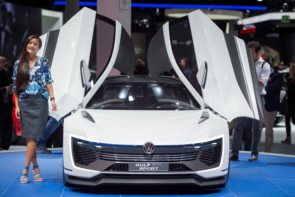 Golf GTE Sport. Шоу-кар оснащен гибридной силовой установкой (на это указывает индекс GTE), с 1,6-литровым мотором TSI от Polo R WRC, доведенной до 300 л.с. и 400 Нм. Один электромотор, выдающий 115 л.с. и 330 Нм, интегрирован в 6-ступенчатый преселективный «робот» с двумя сцеплениями, а другой (115 л.с., 270 Нм) установлен на задней оси. Совокупно у гибрида 400 л.с. и 670 Нм, чего достаточно для спринта до 100 км/ч за 4,3 с.