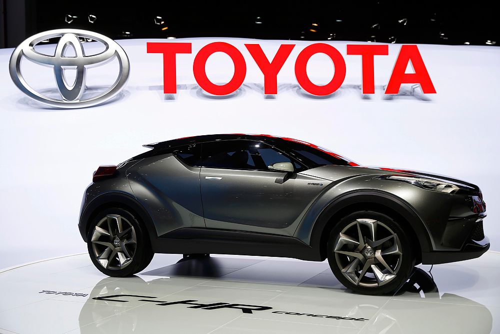 Toyota C-HR. Дизайнеры японской марки сохранили и даже заострили угловатые очертания фар и передка, отточили асимметричную форму 21-дюймовых колес и сделали еще более безумными «парящие» задние фонари в виде бумерангов. В Toyota открытым текстом заявили, что готовый для конвейера кроссовер будет представлен в Женеве-2016, то есть на его подготовку осталось меньше полугода. Конкретные характеристики пока не известны, но можно предположить, что в Toyota воспользуются решениями, примененными на новом поколении Prius.
