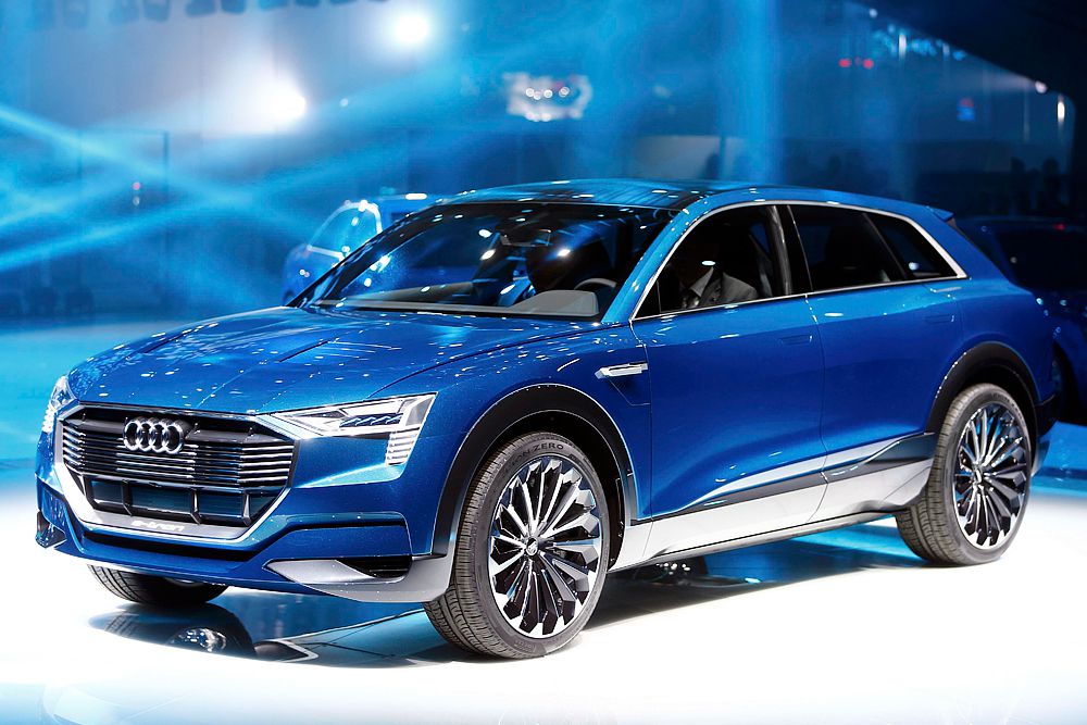 Audi E-Tron Quattro Concept – прототип будущего кроссовера Audi Q6. Машина демонстрирует новый, еще более граненый стиль компании, а также несколько интересных технологий. Например, матричную светодиодную оптику или камеры вместо зеркал заднего вида.