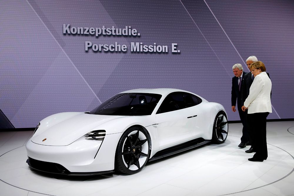 Прототип Porsche Mission E – это вполне реальная концепция спорткара на каждый день, производство которого можно наладить в обозримом будущем. Мощность силового агрегата достигает 600 л.с., на разгон до 100 км/ч машина тратит 3,5 секунды и достигает скорости более 250 километров в час. Заявленный пробег – не менее 500 км, причем заправка батарей автомобиля до 80%, по утверждением производителя, займет не более 15 минут.