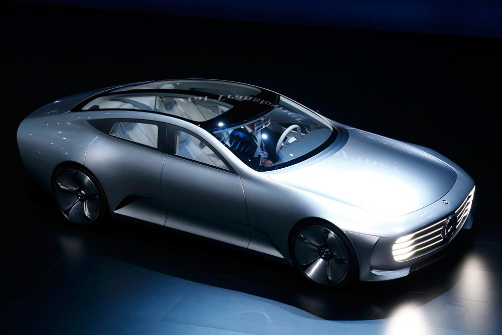 Mercedes IAA – первый автомобиль, который может менять форму кузова в зависимости от скорости: после 80 км/ч он удлиняет корму, убирает передний спойлер, закрывает решетку радиатора и задействует специальные закрылки, снижающие завихрения вокруг передних колес, а колесные диски приобретают идеальную с точки зрения аэродинамики форму.