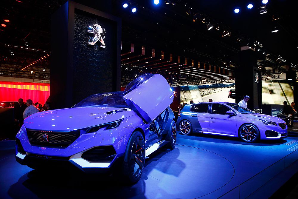 Эффектный концепт-кар Peugeot Quartz привлёк массу внимания публики. Стремительный силуэт, низкая крыша, огромные 23-дюймовые колёса и агрессивная оптика делают Quartz похожим на ралли-рейдовые прототипы. Суммарная отдача силовой установки — ровно 500 лошадиных сил.