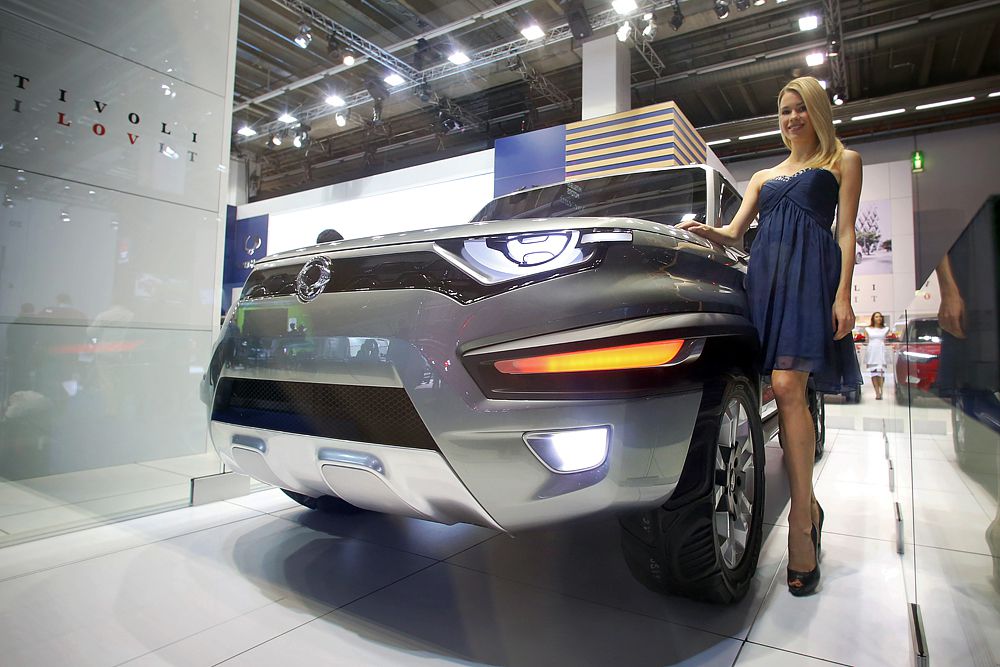 SsangYong XAV-Adventure. Концептуальный кроссовер XAV-Adventure позиционируется как предвестник следующего поколения компактной и простой модели Korando. Машина построена на базе пятиместного кроссовера Tivoli, а стилевые идеи позаимствованы у серийного Korando второго поколения образца 1996 года.