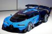 Bugatti Vision Gran Turismo Concept. Это намек на то, какими станут серийные гиперкары Bugatti в недалеком будущем. Примерно таким будет наследник модели Veyron, который получит имя Chiron. Машина будет оснащаться 8,0-литровым двигателем V16 с четырьмя турбинами, электромотором и семиступенчатым «роботом» с двумя сцеплениями, а суммарная мощность силовой установки достигнет 1500 лошадиных сил. Первую сотню будущий Bugatti Chiron сможет набирать за 2,3 с, а максимальная скорость достигнет 440 километров в час. 