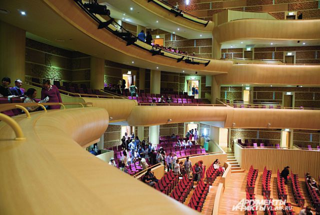 В театре оперы и балета свободных мест обычно мало.