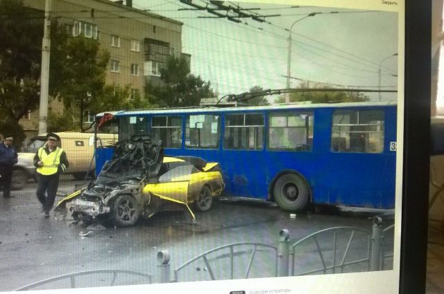 Авария произошла во время выезда троллейбуса из депо.