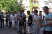 Украинские школьники разгружают книги, по которым уже завтра им придётся готовиться к выпускным экзаменам.