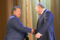 Борис Невзоров поздравляет Владимира Илюхина с вступлением в должность губернатора
