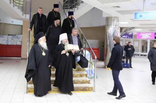 Делегация Элладской православной церкви прибыла в аэропорт Ханты-Мансийска.