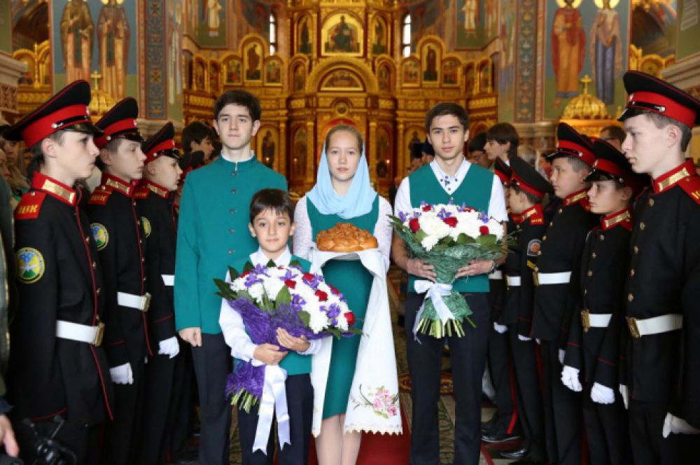 Учащиеся православной гимназии и кадетских классов встречают святыню в Воскресенском кафедральном соборе.