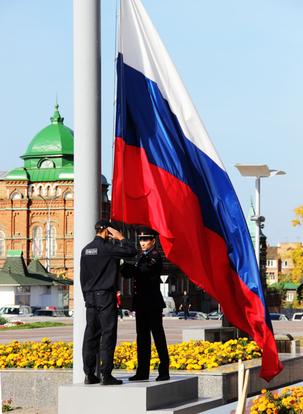 Всё началось, как полагается, с подъёма знамени