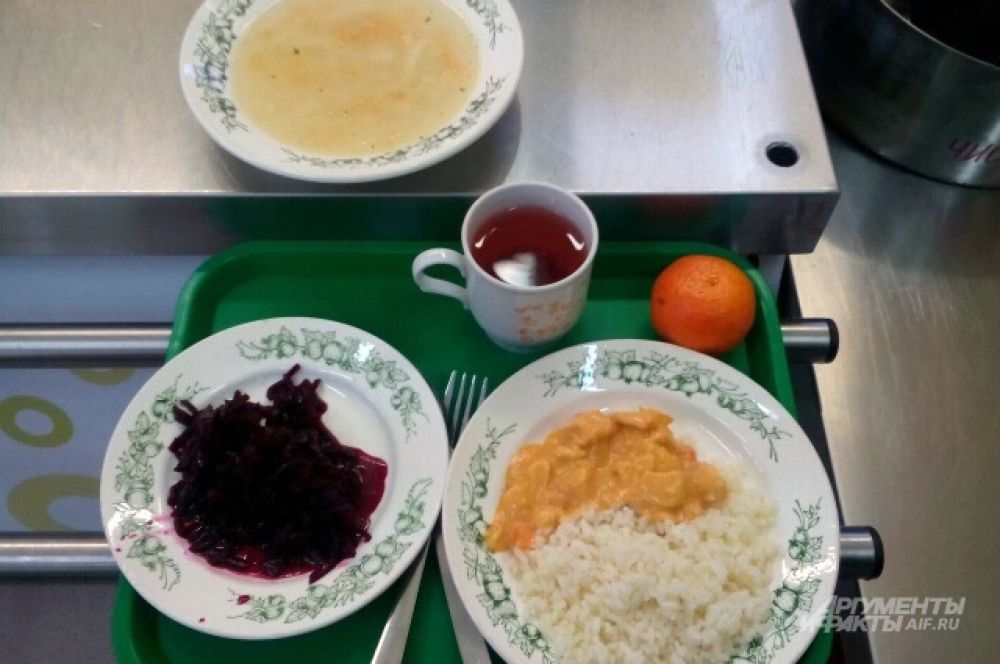 Москва. Суп, рис с мясным гарниром, салат из свеклы, чай, мандарин.