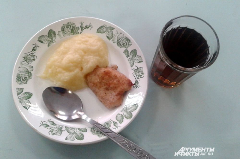 Нижний Новгород. Картофельное пюре, куриная отбивная, чай.