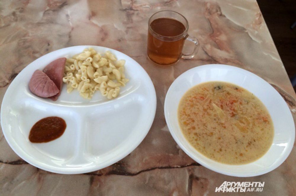 Липецк. Суп, макароны, колбаса, кетчуп, чай.