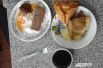 Онега, Архангельская область. Рис с мясной котлетой, блины с маслом, чай, пирожок с творогом.