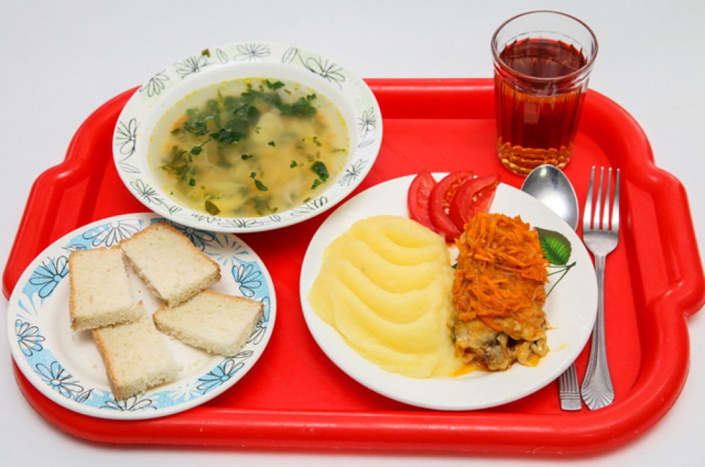 Волгодонск, Ростовская область. Суп, рыба, картофельное поре, помидор, чай, хлеб. 