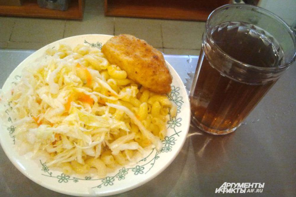 Воронеж. Макароны, салат из капусты, котлета куриная, чай.