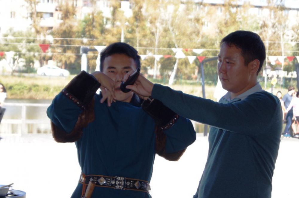Гостей развлекал якутский варган. Исполнитель мастерски имитировал крики животных и шум леса 