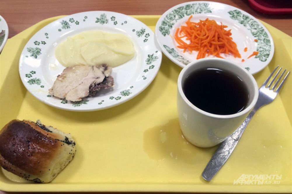 Краснодар. Картофельное пюре, кусок курицы, морковь по-корейски, чай, булочка.