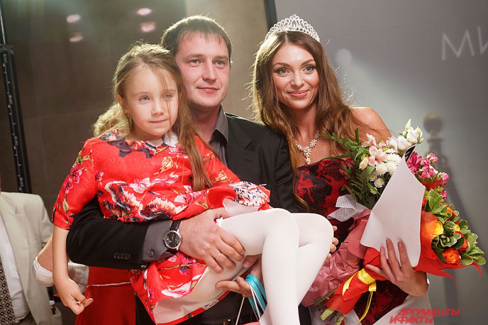Наталья Ежова вместе с семьей.