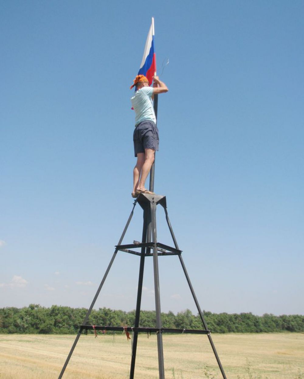 Традицией стало водружать на геодезическом знаке, установленном на вершине холма, флаг России.