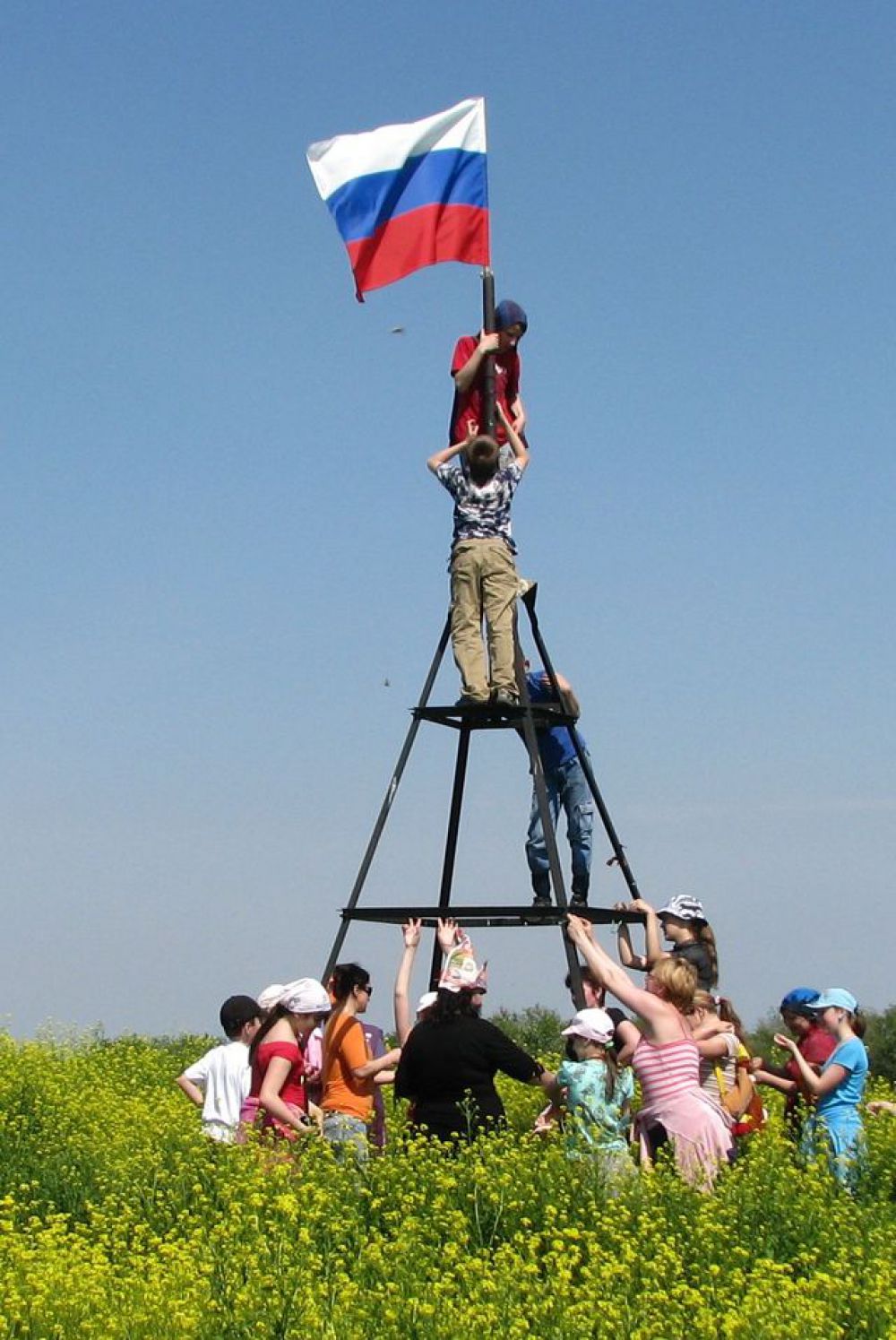 Водружение российского триколора волгодонскими школьниками в мае 2009 года.