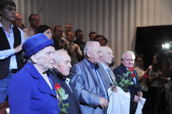 Ветеранов университета, которые пришли вместе со всеми отметить 80-летие ВолгГМУ, зал приветствовал стоя, бурными аплодисментами, в знак благодарности и глубокого уважения, почтения и признания заслуг. 