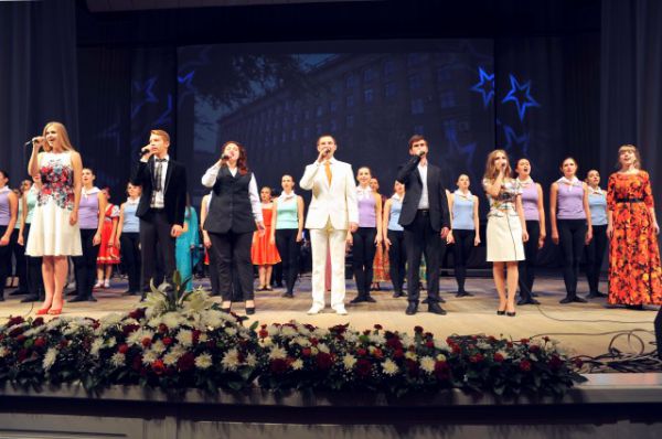 После окончания торжественной церемонии в ЦКЗ состоялся большой праздничный концерт, подготовленный студенческим клубом медуниверситета «Визави».