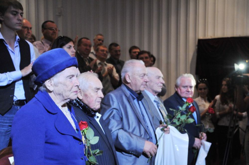 Ветеранов университета, которые пришли вместе со всеми отметить 80-летие ВолгГМУ, зал приветствовал стоя, бурными аплодисментами, в знак благодарности и глубокого уважения, почтения и признания заслуг.