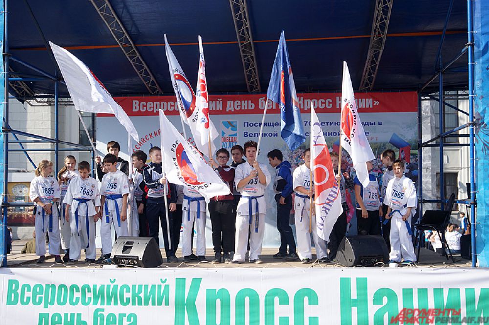 На главной сцене состоялась церемония открытия.