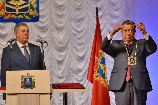 Председатель облдумы Владимир Попков готовится надеть на вступающего в должность  Александра Богомаза знак губернатора Брянской области.