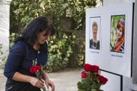 Цветы к портретам медиков, которые трагически погибли в результате нападения на вторую подстанцию скорой помощи в Симферополе.