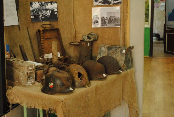 Есть даже история ХХ века - экспонаты, привезенные поисковиками из-под Волгограда.