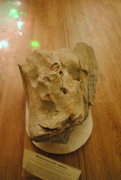 А это уже археология. Кусок окаменевшего дерева - языческий идол.
