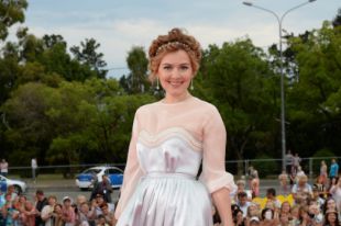 Актриса Мария Кожевникова на церемонии закрытия 26-го Открытого Российского кинофестиваля «Кинотавр» в Сочи.